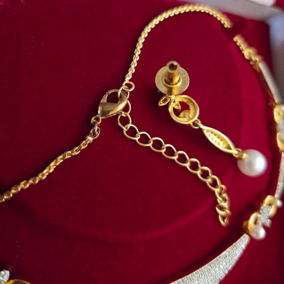 Delicate Indian Design Faux Pearl Rhinestone Gold Wedding Necklace Earrings Set - Picture 11 of 13